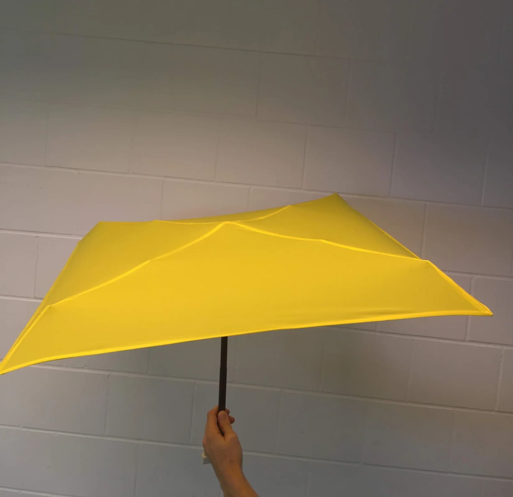 Gelber Prototyp eines Taschen-Regenschirms