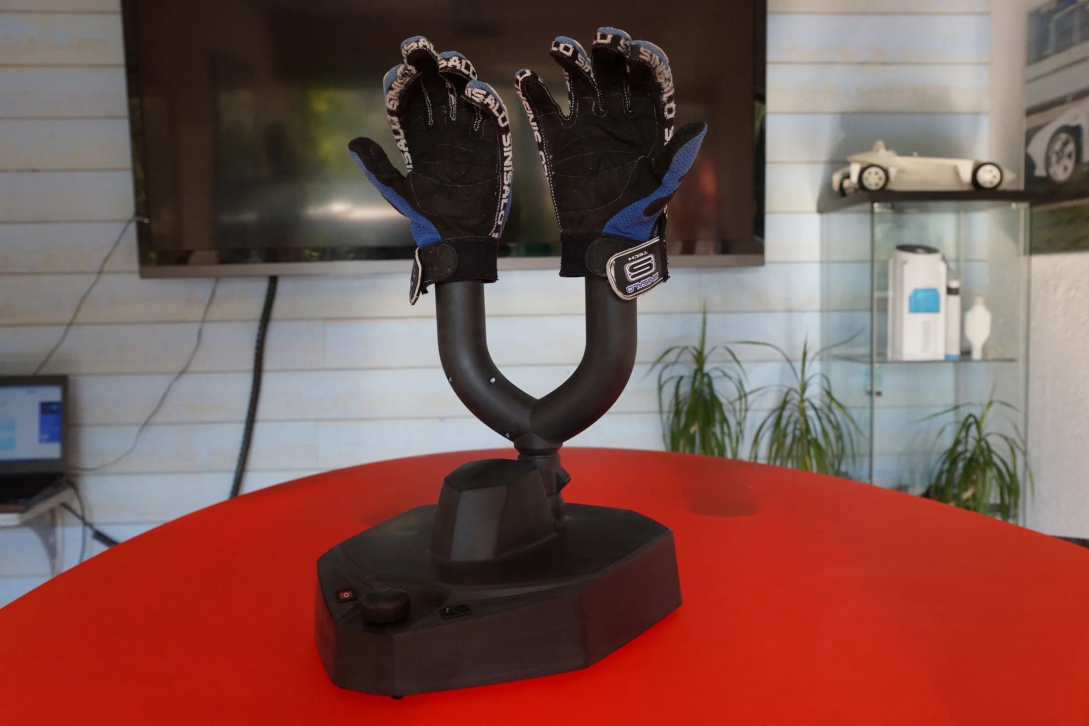 Prototyp eines Handschuhtrockners mit montierten Handschuhen