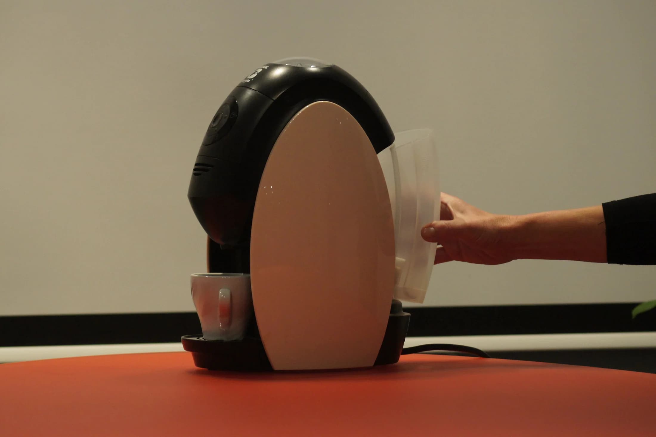 Instantkaffee-Dispenser-Prototyp mit Handinteraktion