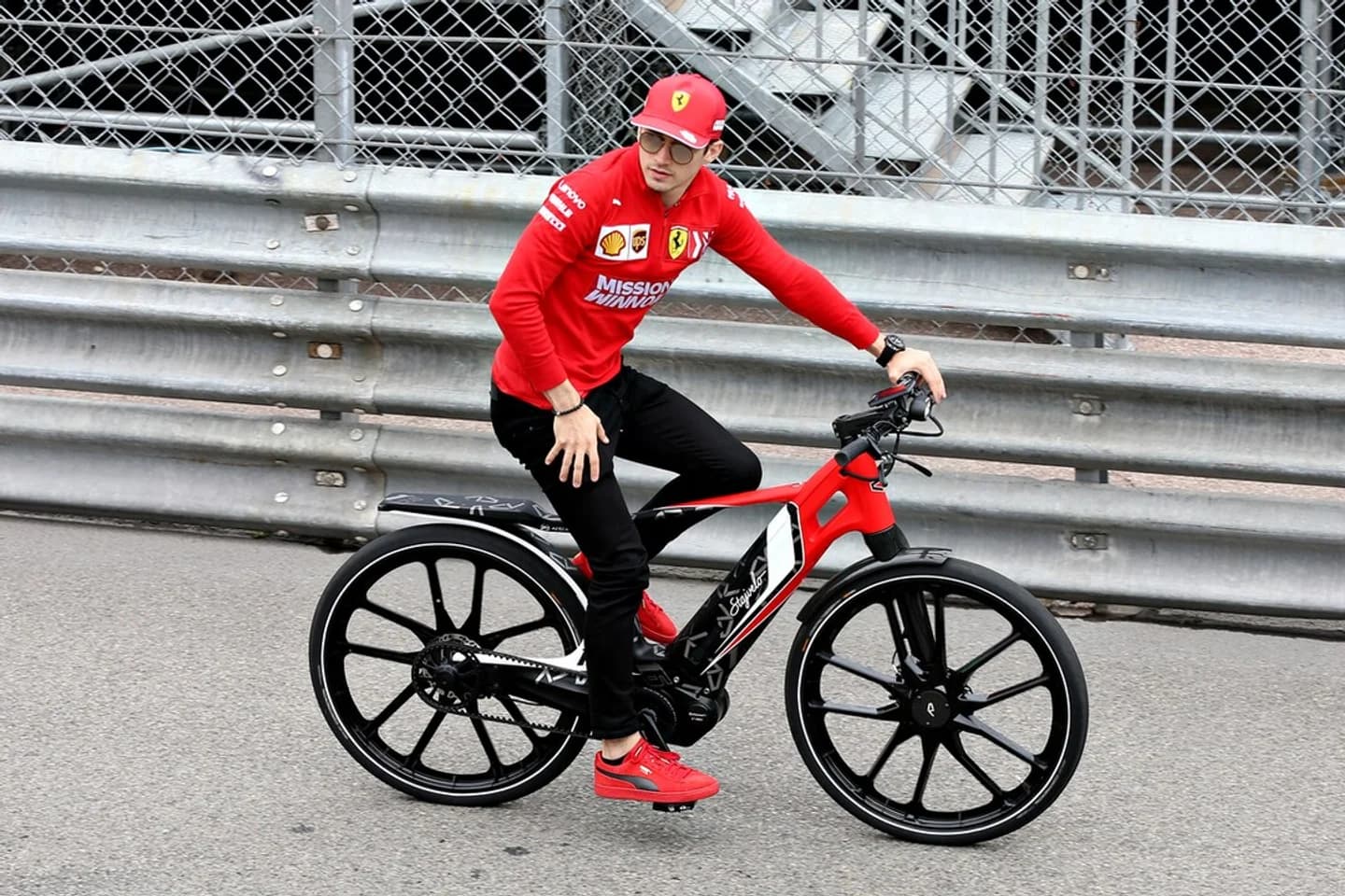 STAJVELO RV01 Elektrofahrrad auf einer Rennstrecke